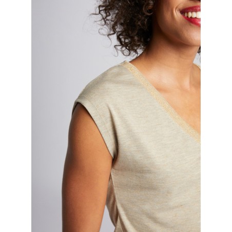 DMAYA.N - Camiseta irisada con cuello de pico en beige